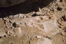 Balsas, site archéologique sous roche. Roches travaillées, mortiers à l'entrée…