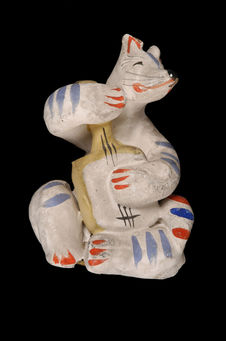 Figurine représentant un des renards musiciens