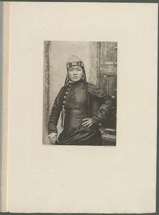 Une Femme ouzbek de Kokan coiffée du topi