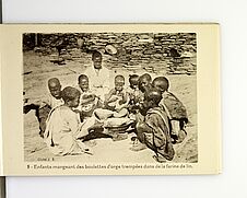 Enfants mangeant des boulettes d'orge trempées dans de la farine de lin
