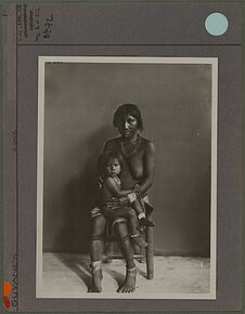 Sans titre [Portrait de Counaeroumo et son enfant  Anawoïtari]