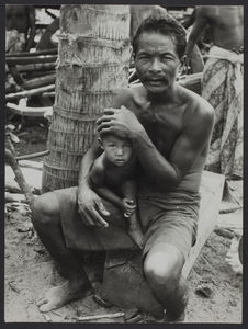 Cambodgien et enfant. Petit village de Bang [?] Oriental