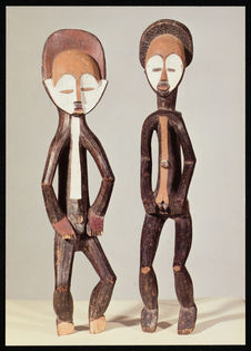 Zwei hängende okifa-Figuren
