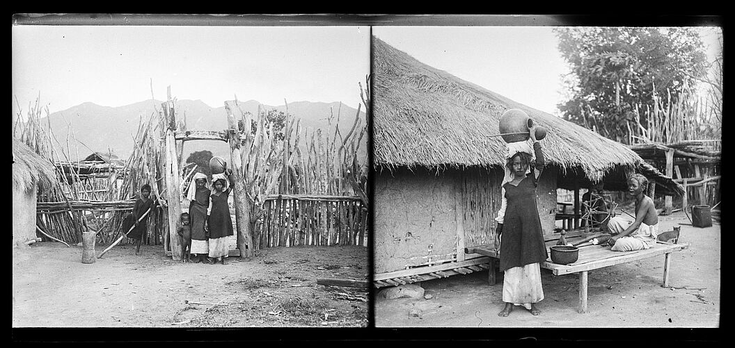 Femmes devant la porte du village ; femme portant une poterie sur sa tête