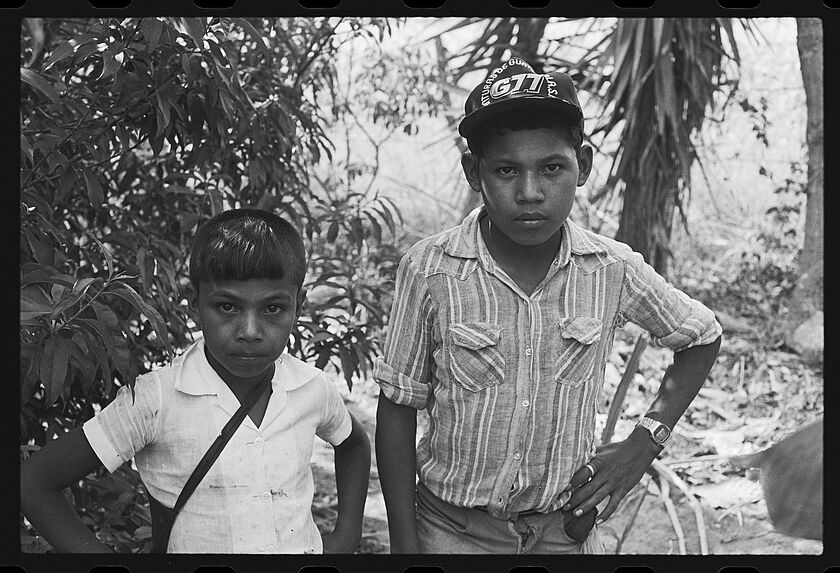 Figurines préclassiques de Laguna del Hoyo. Stèle provenant de Laguna del Hoyo. Poteries proto-classiques de Mojarritas (coll. part.).