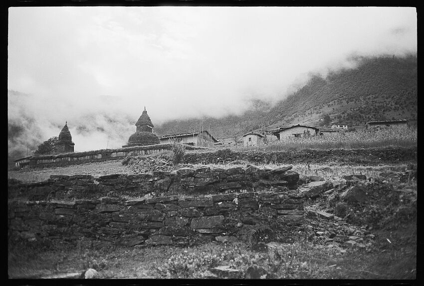 Chorten, sanctuaires au passage du col, vue de Bhandar, buffles et moutons à Bhandar, Stupa à Bhandar, vue d'ensemble de Bhandar et maison newar à Bhandar [bande film de six vues concernant des scènes diverses]