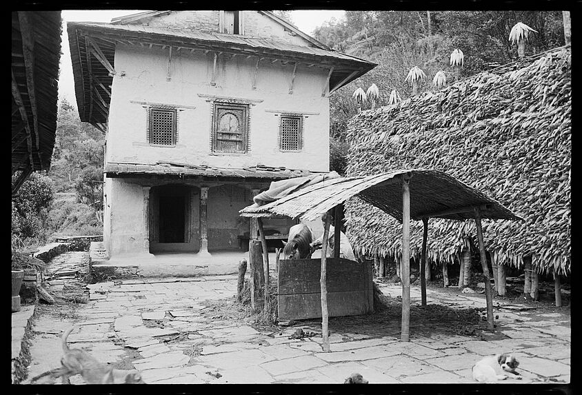 Pont couvert de la Likhu Khola, maisons kami, machine à dépiquer le riz et maison chétri à Goli [bande film de six vues concernant des scènes diverses]