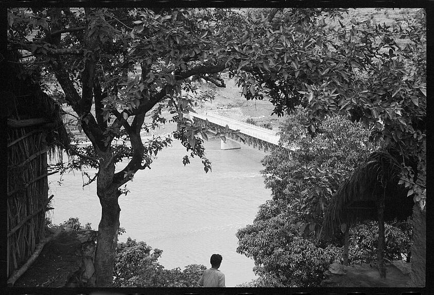 Pont de Dhola Ghat, pont sur la Sun Kosi, pirogues monoxyles à Dhola Ghat et filets de pêche majhi à Dhola Ghat[bande film de cinq vues concernant des scènes diverses]