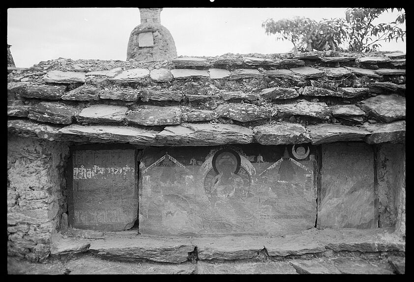 Stupa Tamang, balançoire démontée &quot;Rote ping&quot; et maison Tamang [bande film de six vues concernant des scènes diverses]