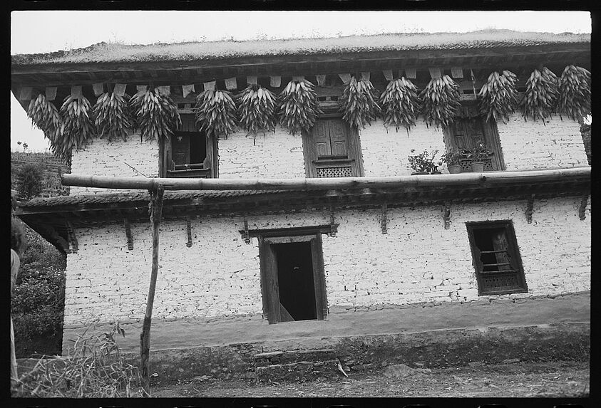 Maison tamang à Lisankhu, village de Lisankhu, édifice religieux [bande film de quatre vues concernant des scènes diverses]