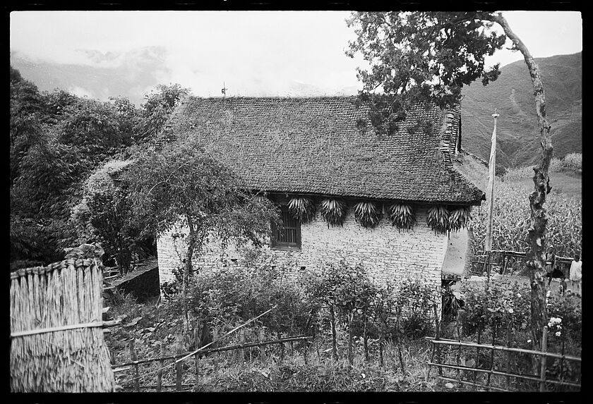 Maison tamang à Lisankhu, village de Lisankhu, édifice religieux [bande film de quatre vues concernant des scènes diverses]