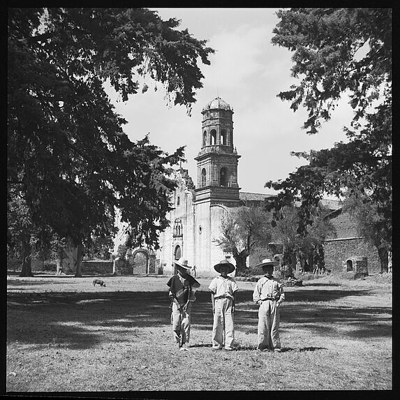 Types [trois enfants devant le monastère de San Francisco à Tzintzuntzan]