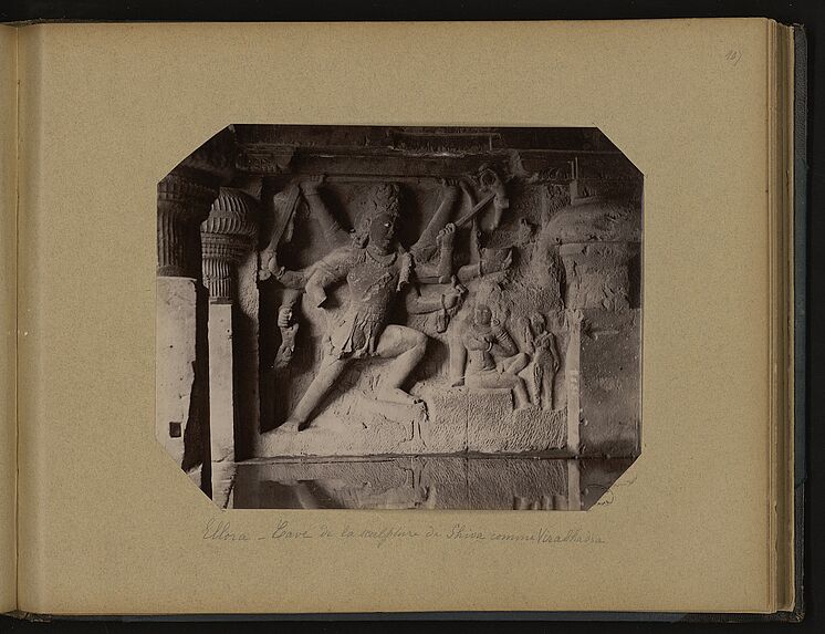Ellora, cave de la sculpture de Shiva comme Virabhadra