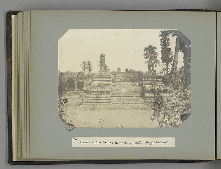 24 Un des escaliers d'accès à la terrasse qui précède le Temple d'Anchor-Vat