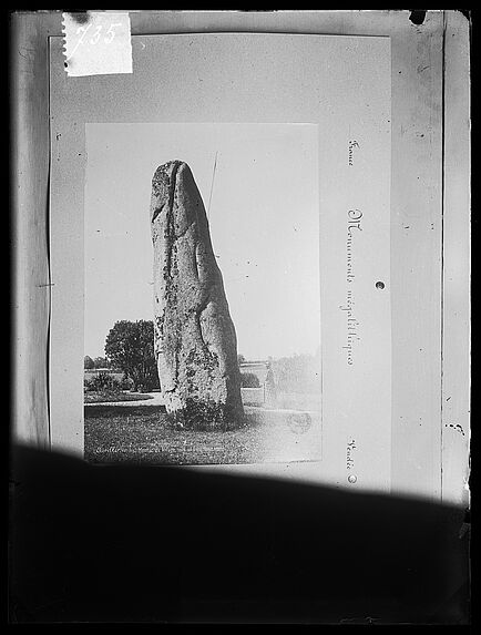 Avrillé (Vendée) Menhir du Village, angle sud-est