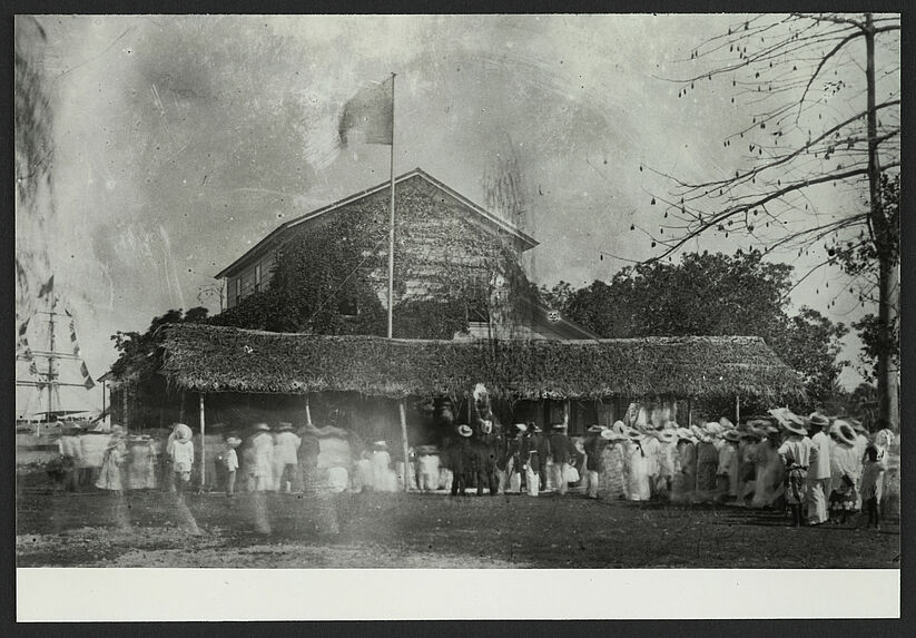Le drapeau français hissé au pavillon de la Reine de Huahine