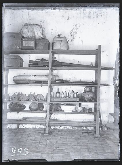 Le mobilier rituel du culte des dady, sur les étagères de la tranovinta des Sakalava