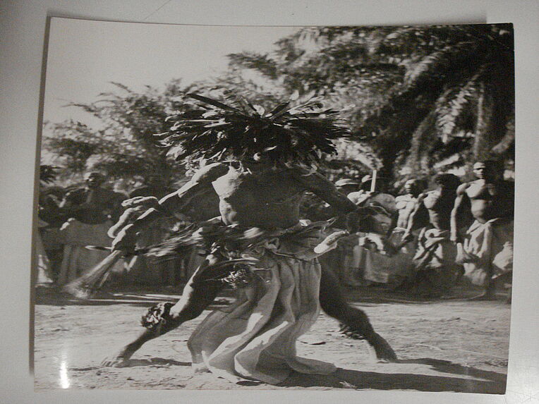 A Lastourville, chez les Noirs Badouma, le danseur est agité de tremblements extrèmement vifs qui font saillir tous les muscles de son corps