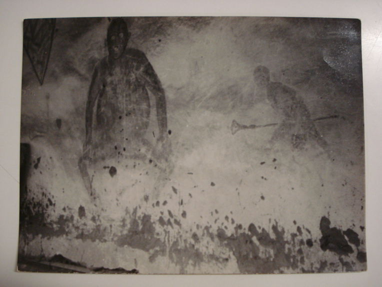 A Gatongo, Alexandre, un noir Pomo, avait représenté sur les murs de sa case un Pygmée à la chasse au gorille.