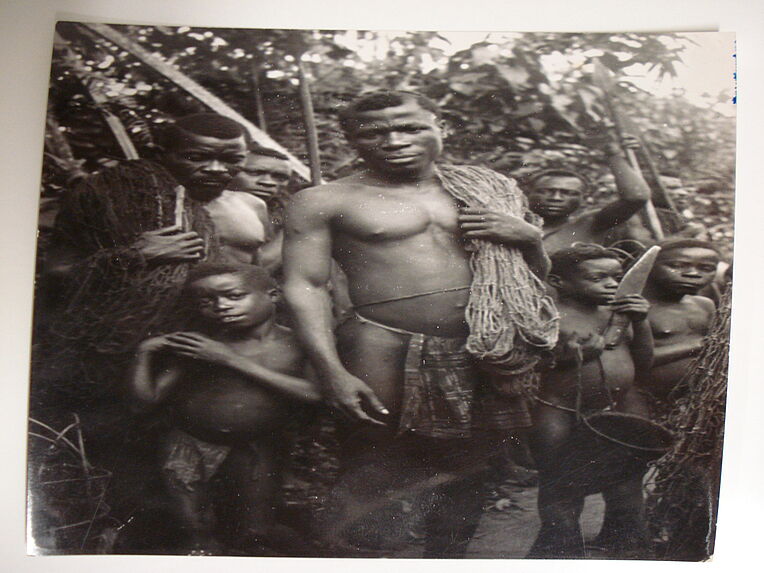 Un groupe de Pygmées Balenzélé prêt à partir pour la chasse