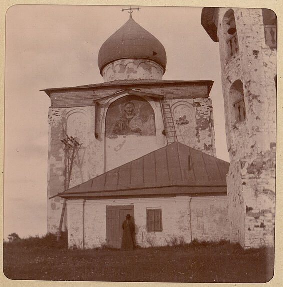 Près Novgorod [église]