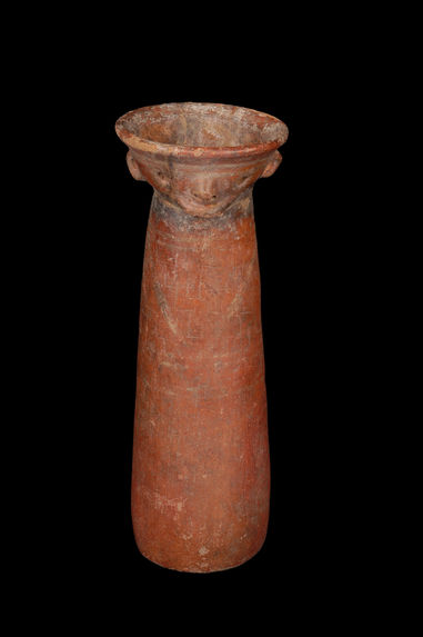 Vase tronconique à col céphalomorphe