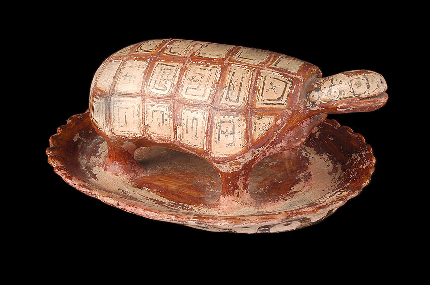 Objet en céramique : tortue sur un plat