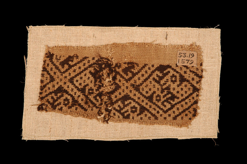 Fragment de bande de tissu décoré