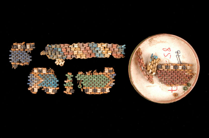 Fragments de résille de momie en perles