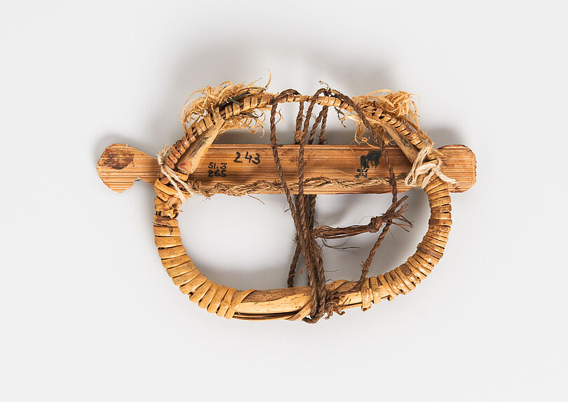 Jouet en forme de cornes de buffle décorées pour le sacrifice