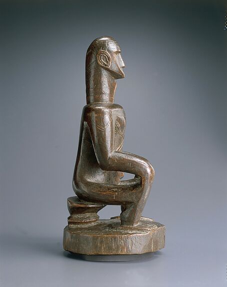 Statuette masculine assise