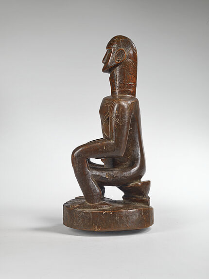 Statuette masculine assise