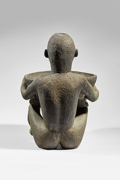 Sculpture masculine assise tenant une coupe