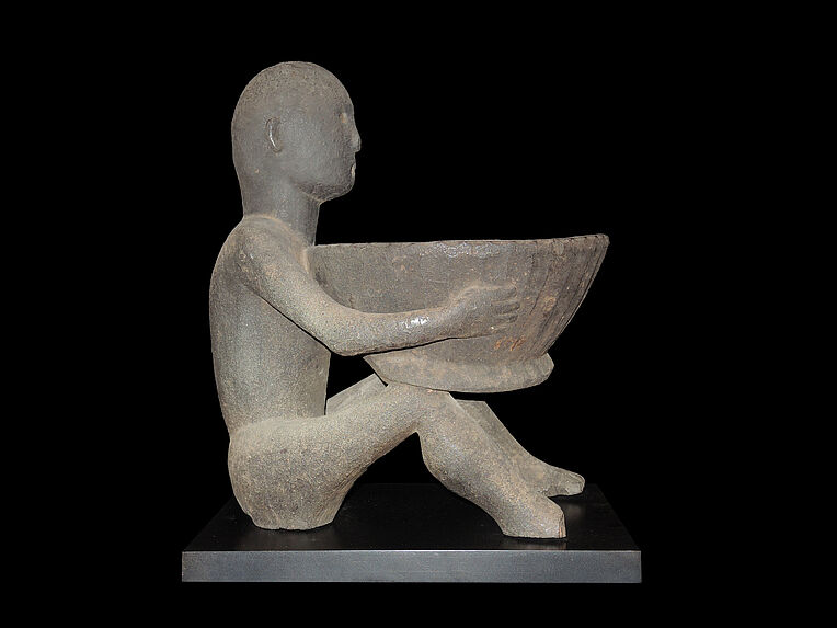Sculpture masculine assise tenant une coupe