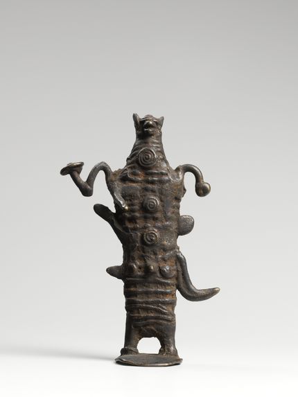 Figurine représentant un personnage zoomorphe stylisé à quatre bras