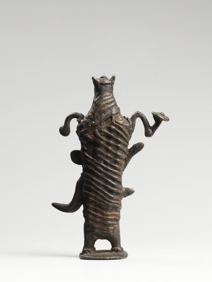 Figurine représentant un personnage zoomorphe stylisé à quatre bras