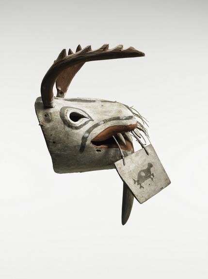 Masque cérémoniel &quot;kegginaquq&quot;: morse et caribou