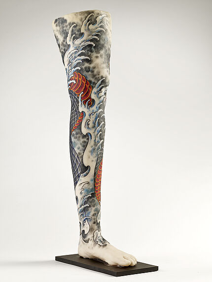 Volume tatoué de style japonisant sur une jambe de femme