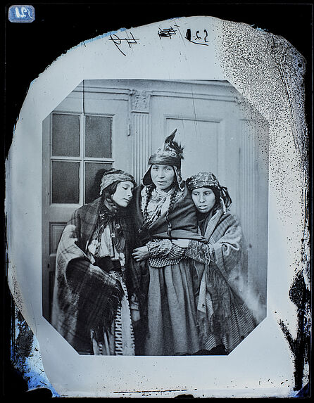 Groupe de trois femmes de la tribu des Mics-Macs.