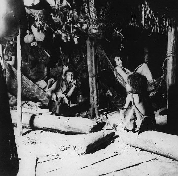 Intérieur d'une maison à Chocacté, la nuit