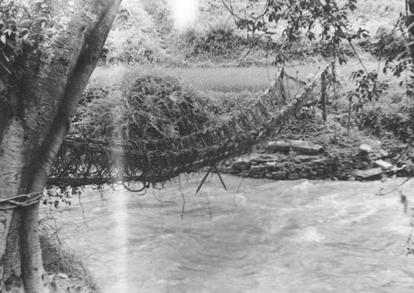 Pont sur le déversoir naturel du lac de Tali