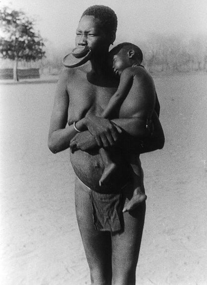 Femme Sara Kaba à plateaux portant son enfant