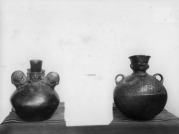 Deux vases noirs