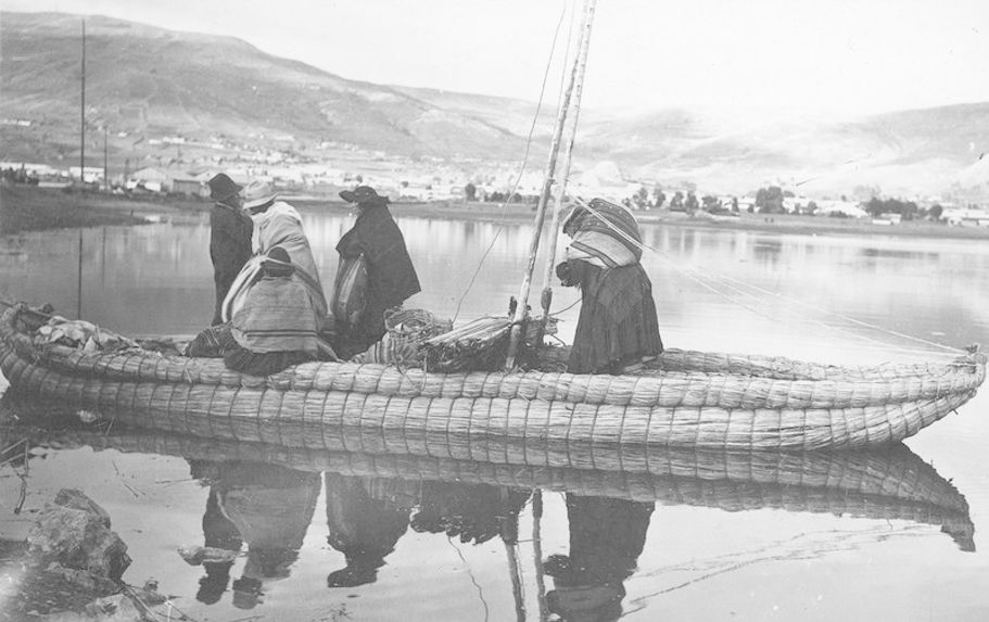 Indiens en basa sur le Lac Titicaca