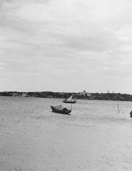 Barque de pêche rentrant au port