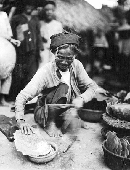 Femme faisant griller une crêpe