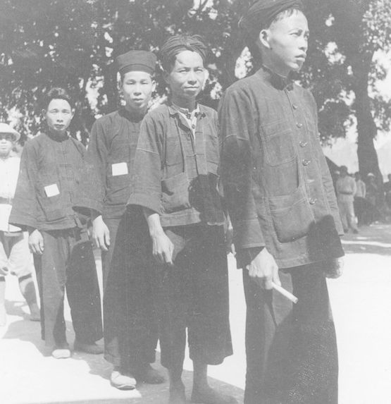 Jeunes gens Tho venant s' engager pour la guerre de 1940