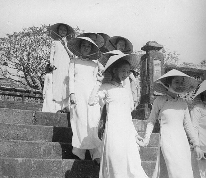 Jeunes filles de l'aristocratie en promenade