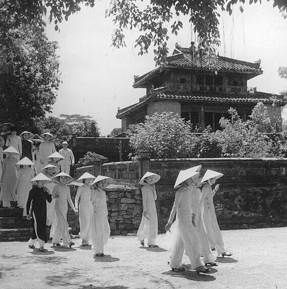 Jeunes filles de l'aristocratie en promenade