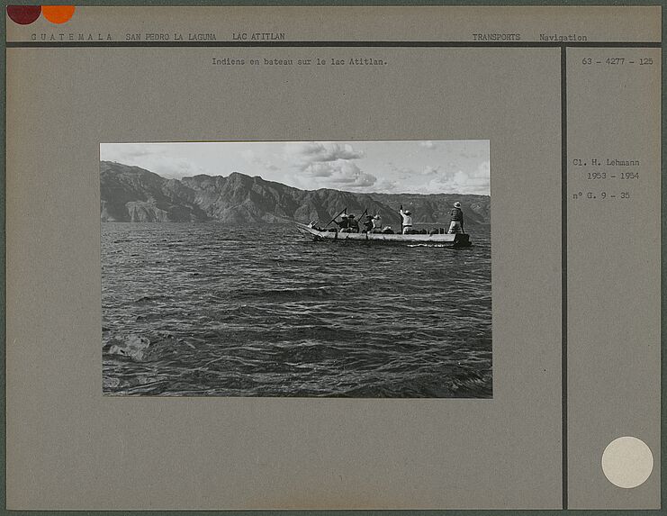 Indiens en bateau sur le lac Atitlan